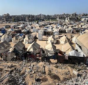 نازحون بينهم أيتام يعيشون في ظروف إنسانية قاسية ونقص في الاحتياجات الأساسية بمخيم البريج وسط قطاع غزة